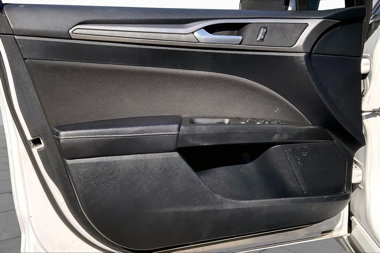 Used 2020 Ford Fusion SE FWD image 22