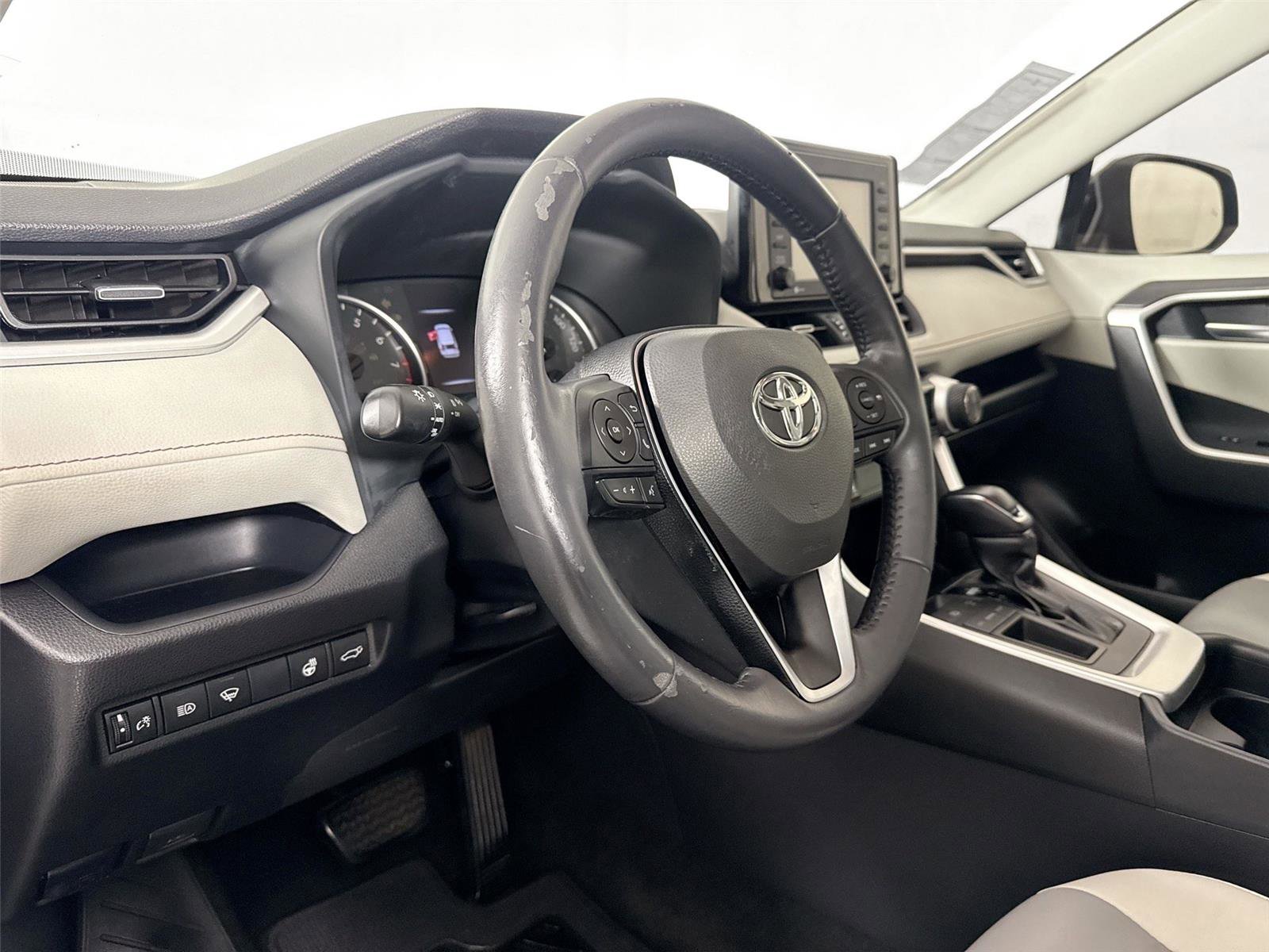 Used 2020 Toyota RAV4 XLE Premium FWD image 4