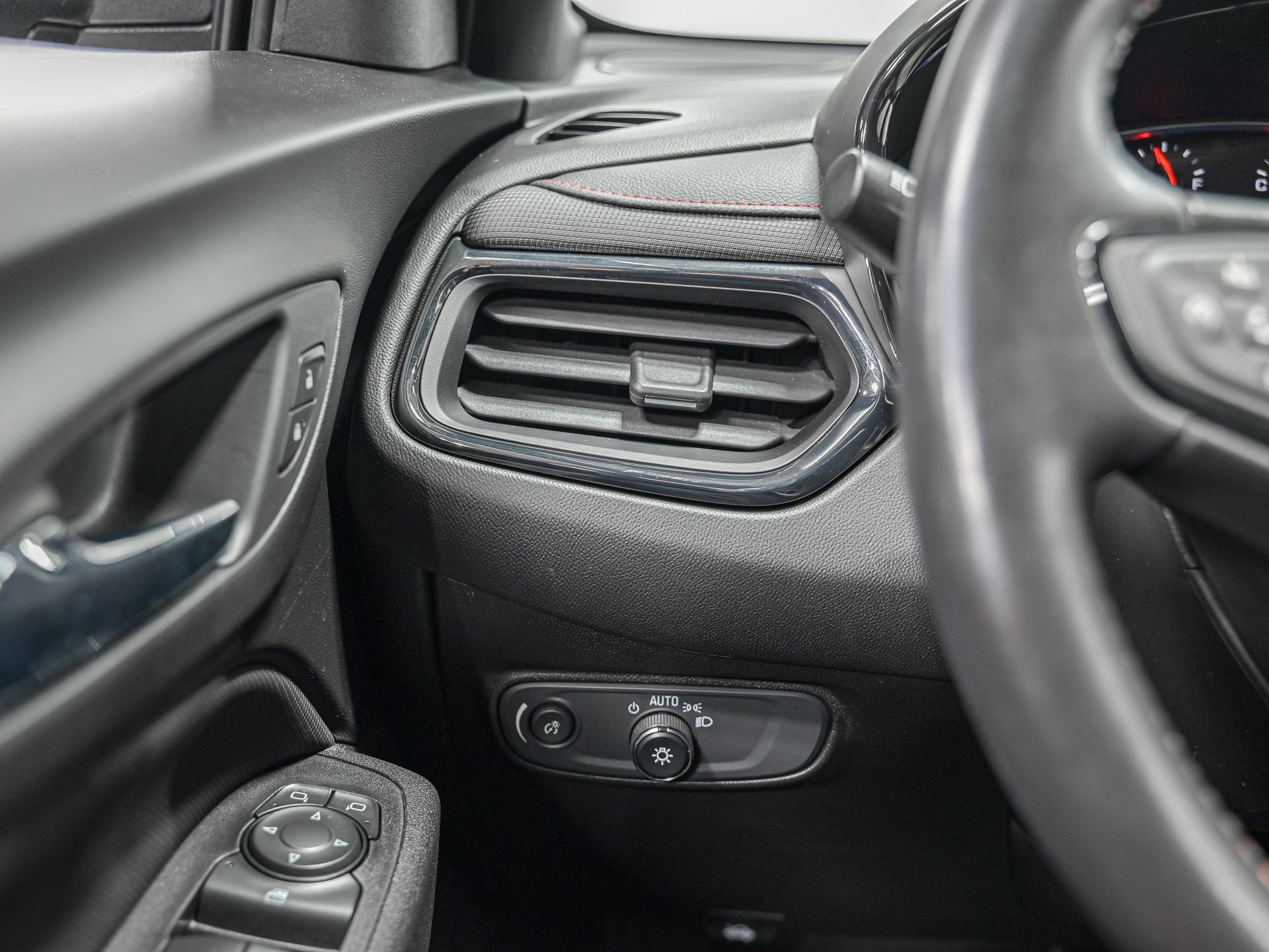 Used 2023 Chevrolet Equinox RS w/ RS Leather Package image 17