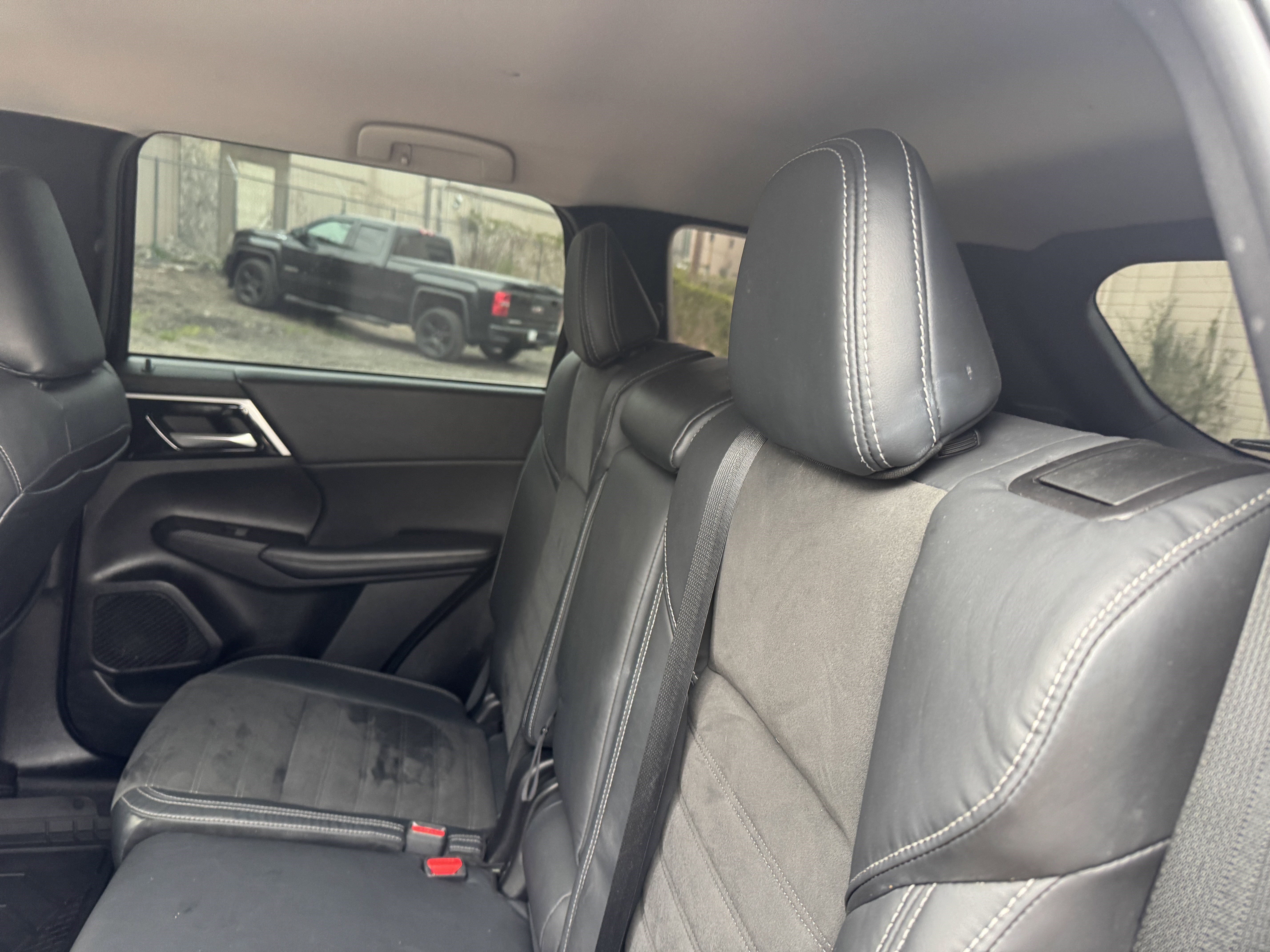 Used 2023 Mitsubishi Outlander SE AWD/4WD image 15