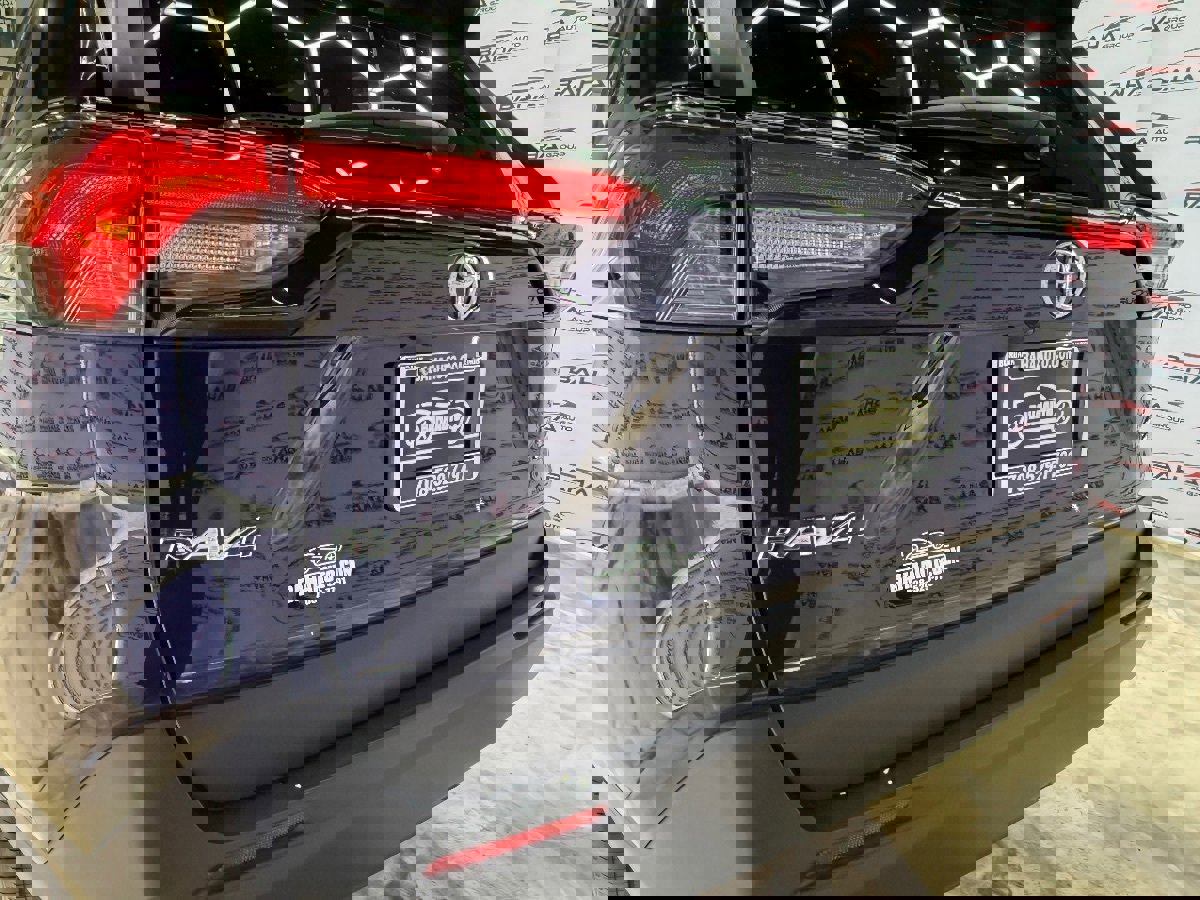 Used 2022 Toyota RAV4 XLE image 10