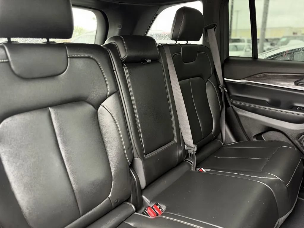Used 2024 Jeep Grand Cherokee Limited w/ Black Appearance Package RWD image 17