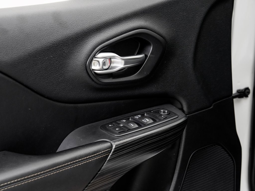 Used 2017 Jeep Cherokee Limited image 8