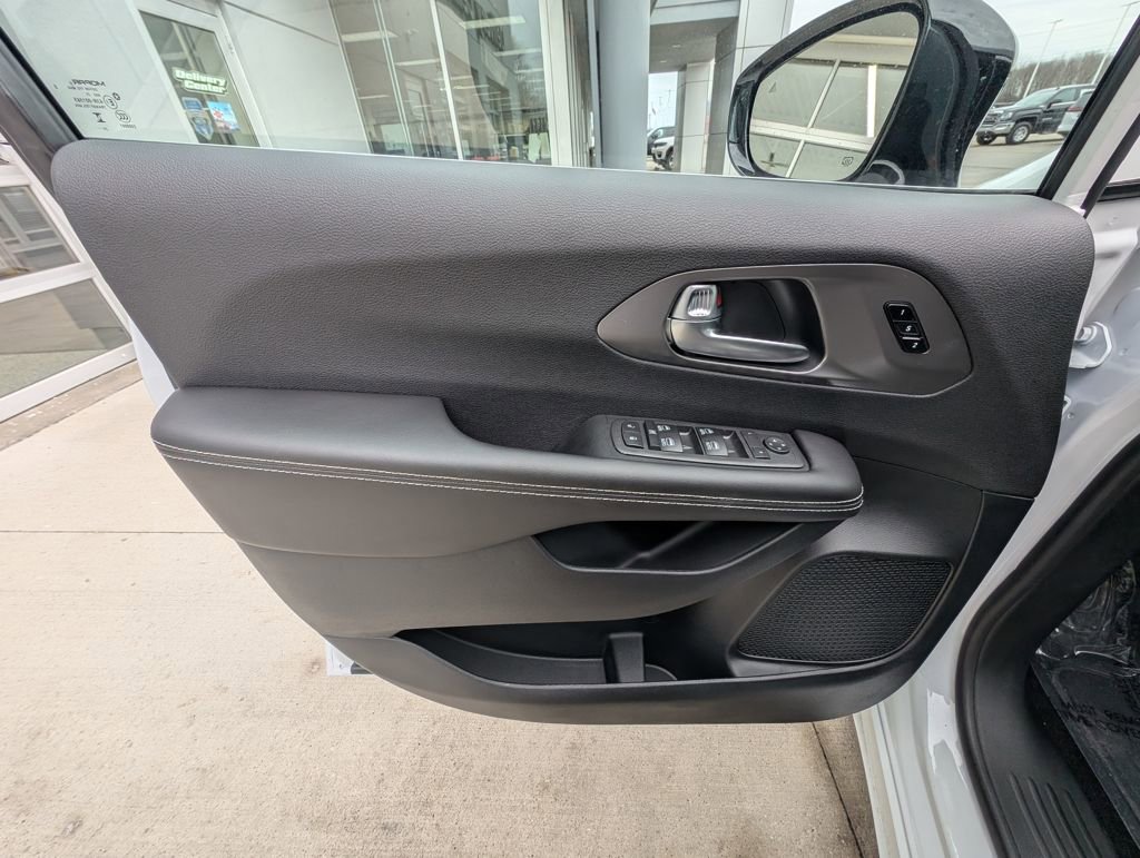 New 2026 Chrysler Pacifica Select AWD/4WD image 40