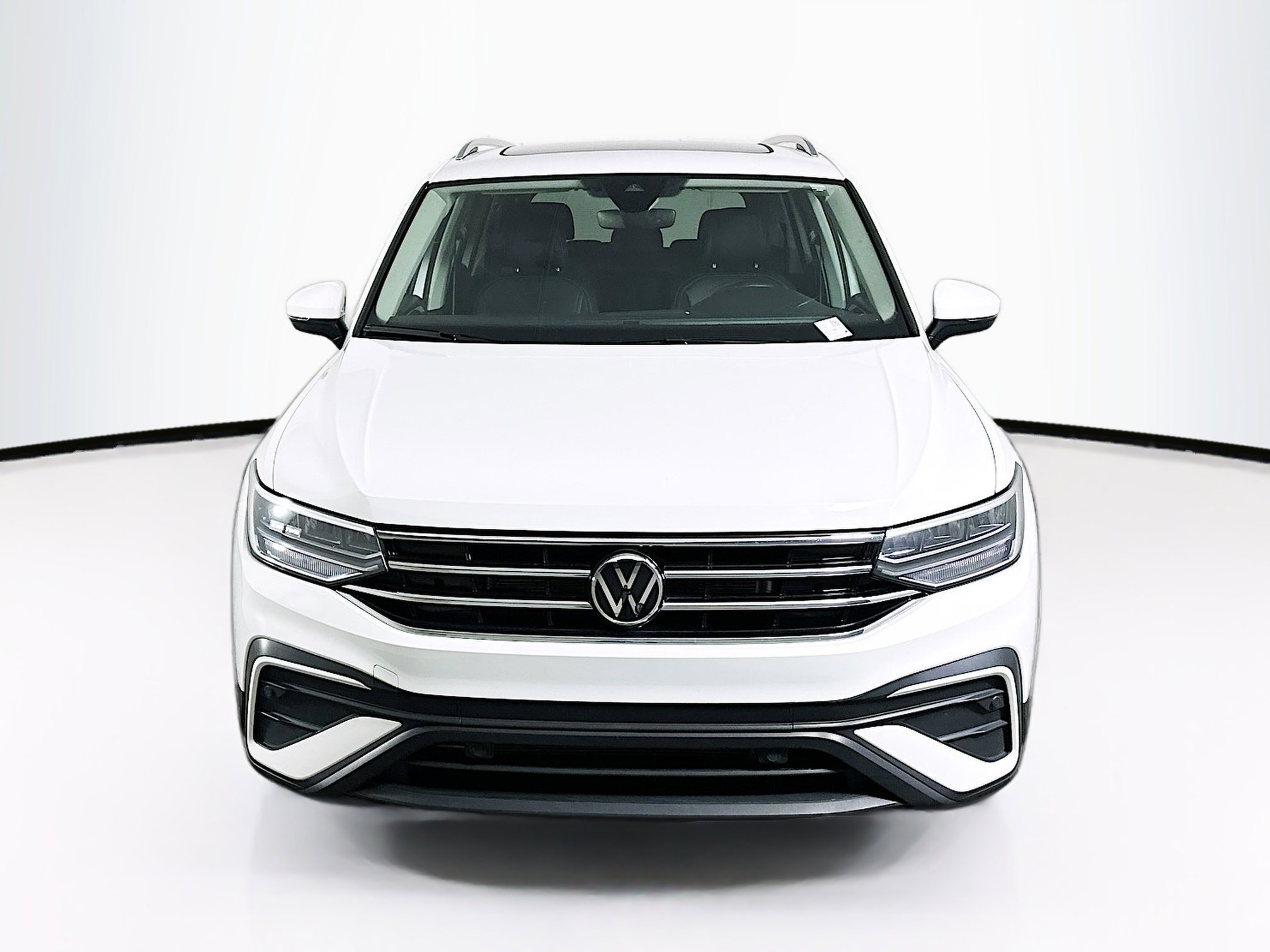 Used 2024 Volkswagen Tiguan SE image 2