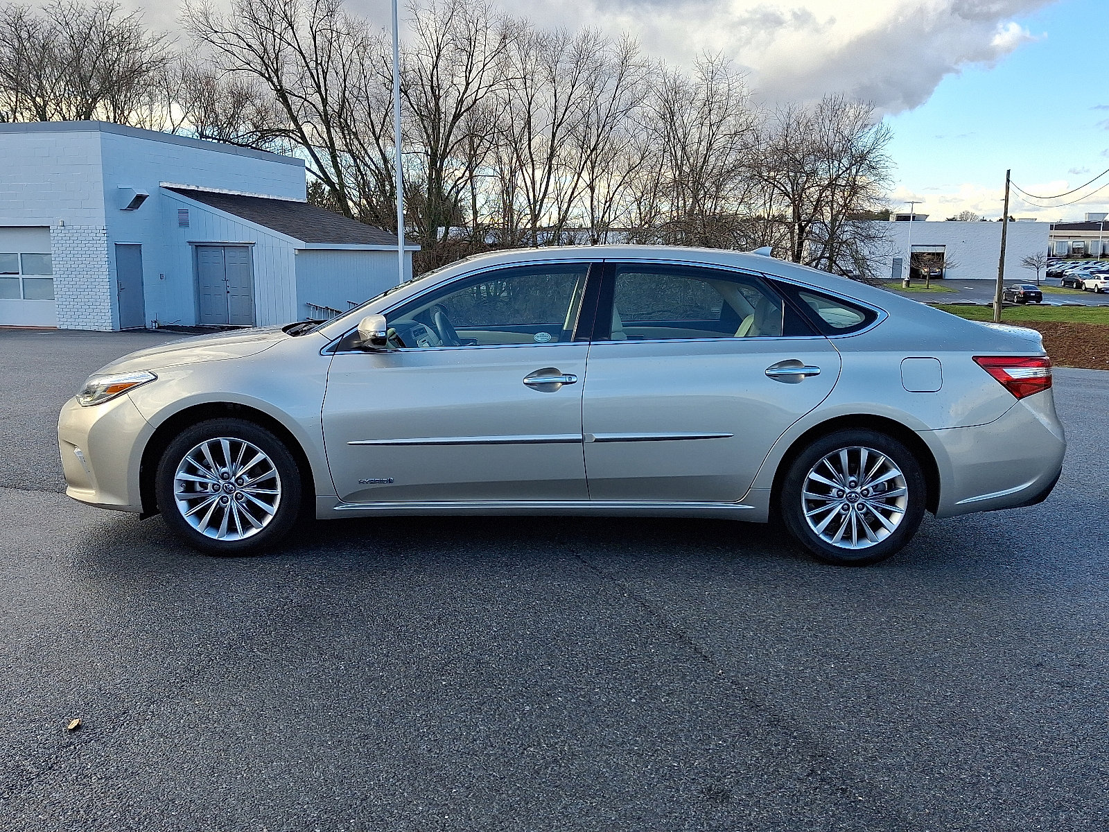 Used 2016 Toyota Avalon Limited image 4