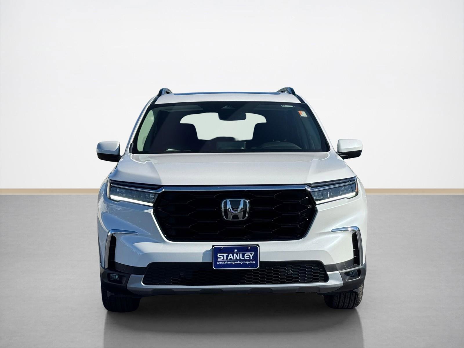 Used 2025 Honda Pilot Touring image 2