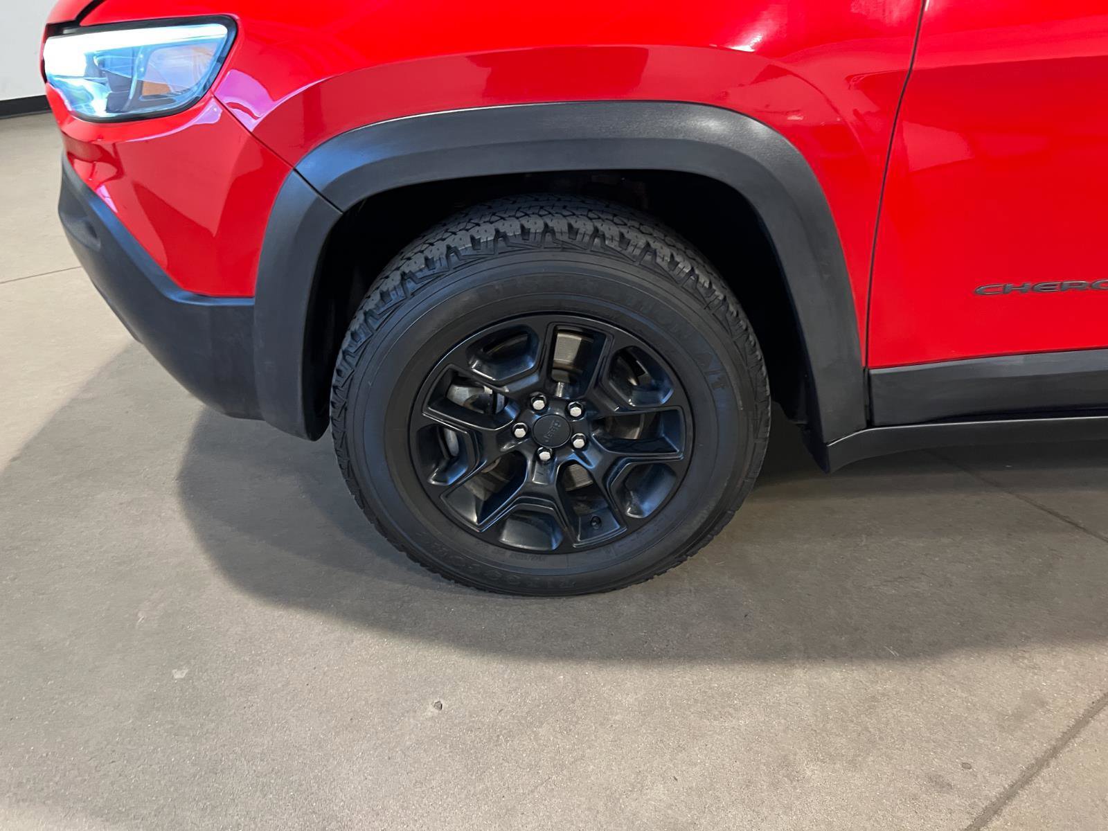 Used 2019 Jeep Cherokee Trailhawk w/ Cold Weather Group image 41