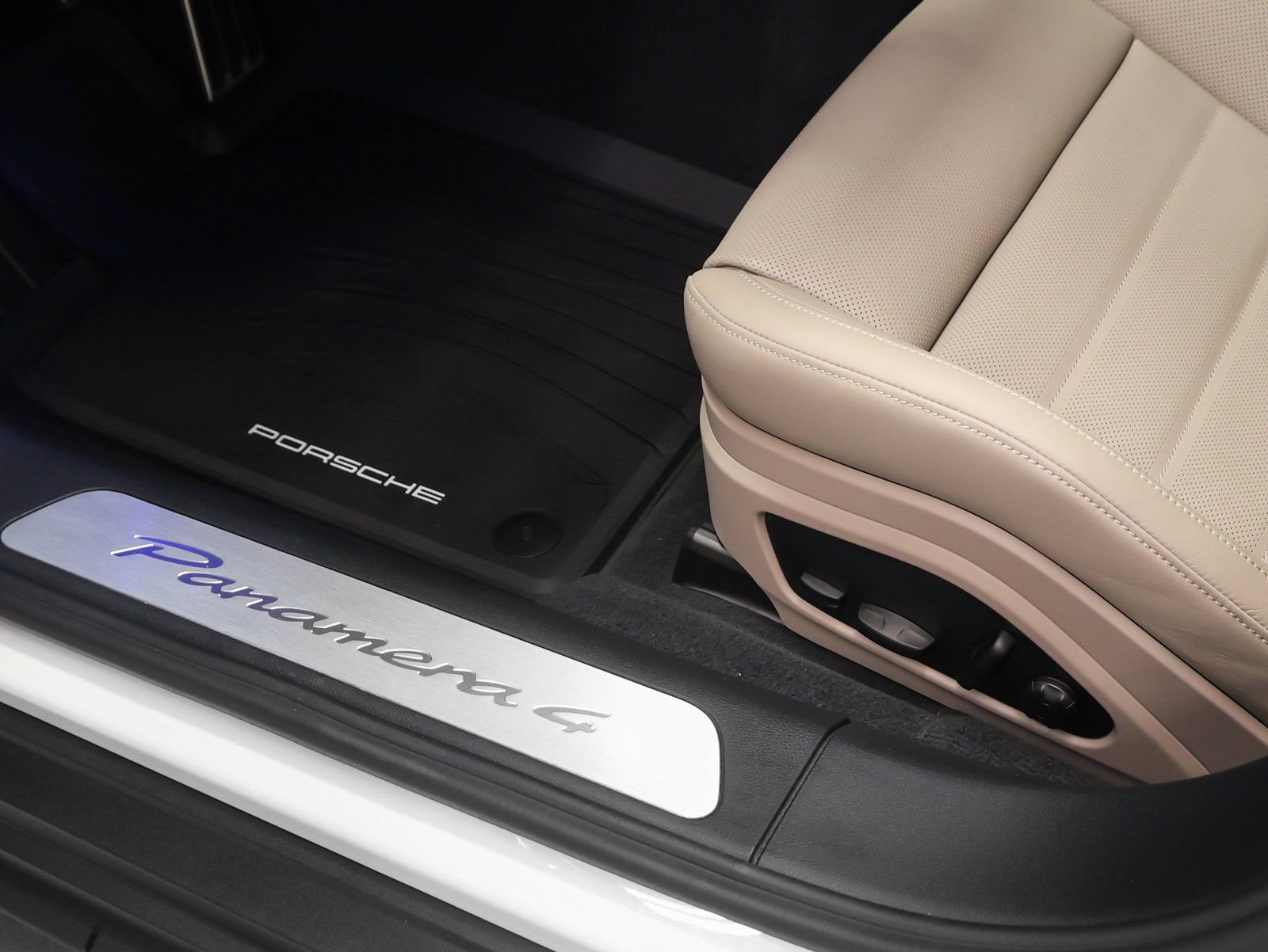 Used 2025 Porsche Panamera 4 AWD/4WD image 27