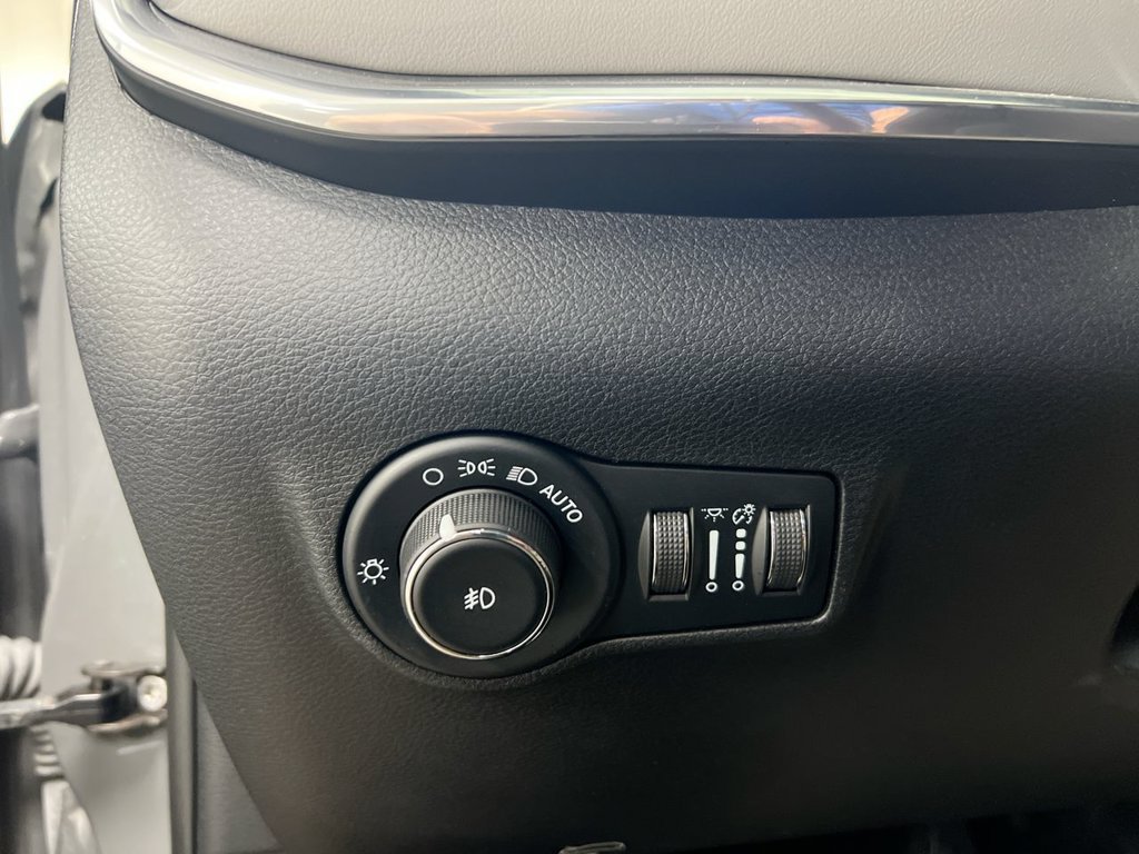 Used 2023 Jeep Compass Limited AWD/4WD image 18