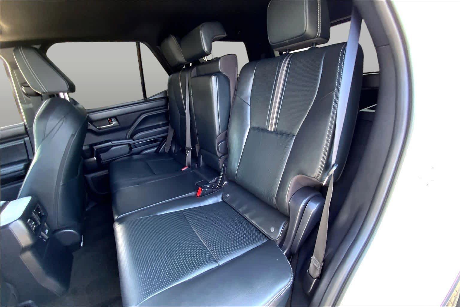 Used 2025 Toyota 4Runner Limited AWD/4WD image 19