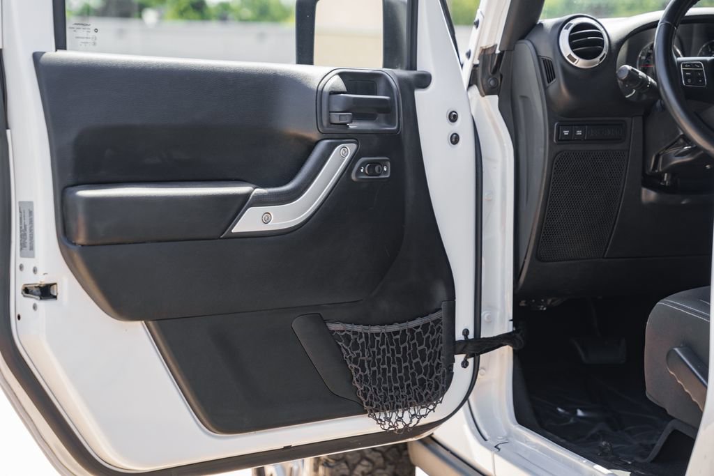 Used 2017 Jeep Wrangler Unlimited Rubicon w/ Cold Weather Group image 33