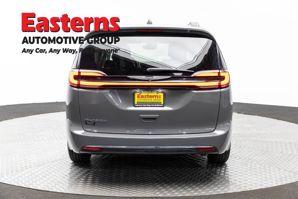 Used 2022 Chrysler Pacifica Touring-L image 6
