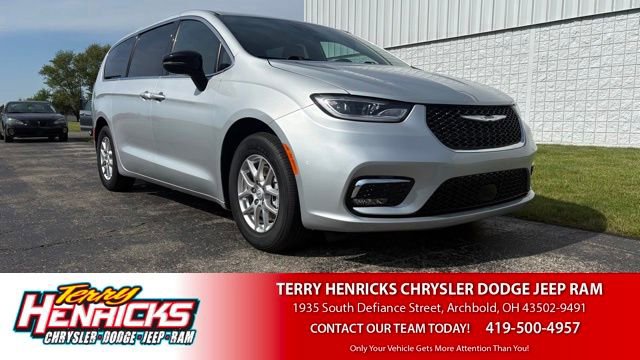 Used 2026 Chrysler Pacifica Select FWD image 1