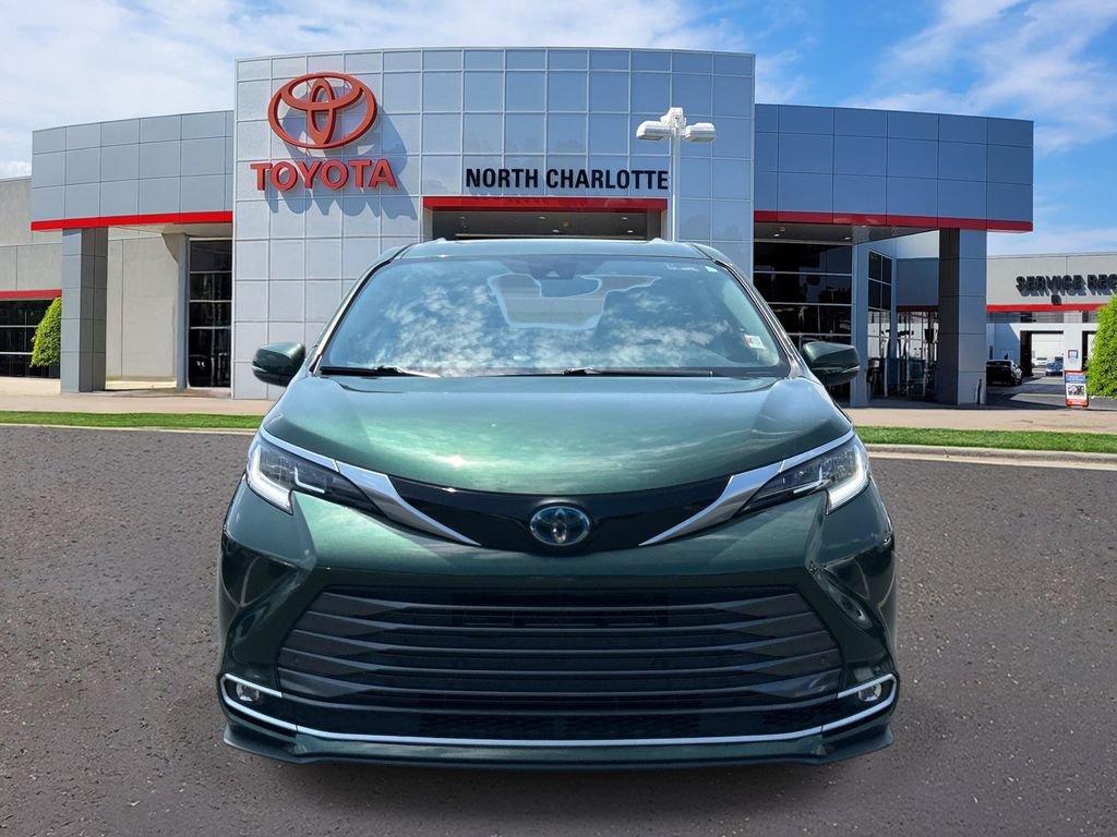 Used 2021 Toyota Sienna Limited FWD image 3
