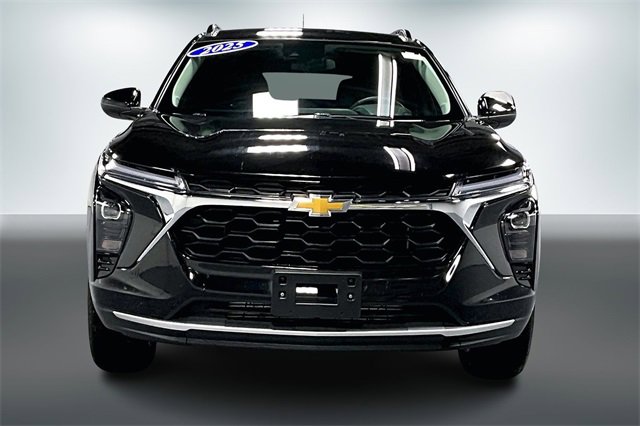 Used 2025 Chevrolet Trax LT w/ LT Convenience Package image 2