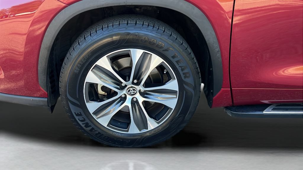 Used 2022 Toyota Highlander XLE FWD image 28