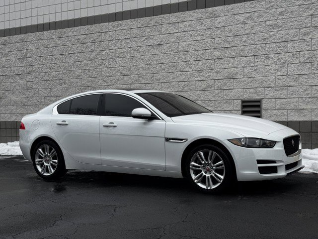 Used 2019 Jaguar XE Premium image 4