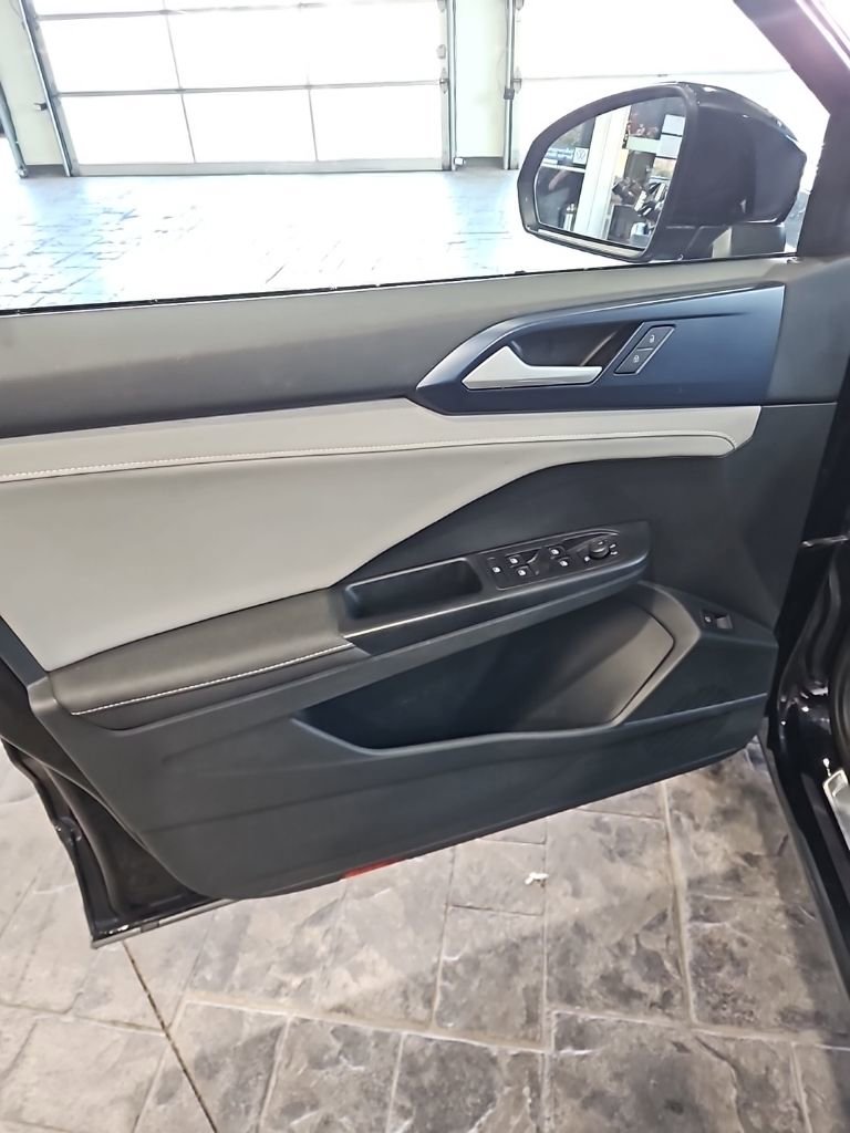 Used 2024 Volkswagen Taos SE image 25