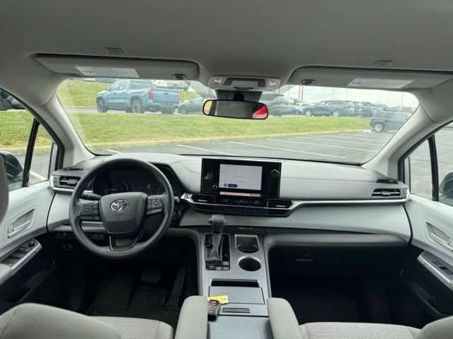 Used 2025 Toyota Sienna LE AWD/4WD image 17