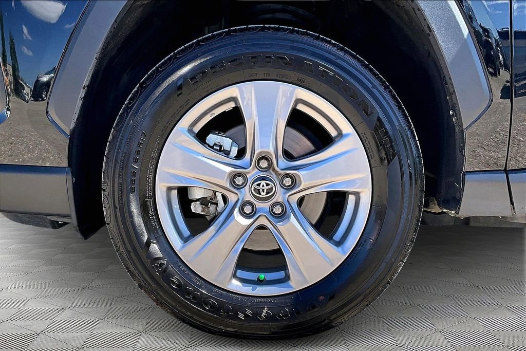 Used 2025 Toyota RAV4 XLE AWD/4WD image 9