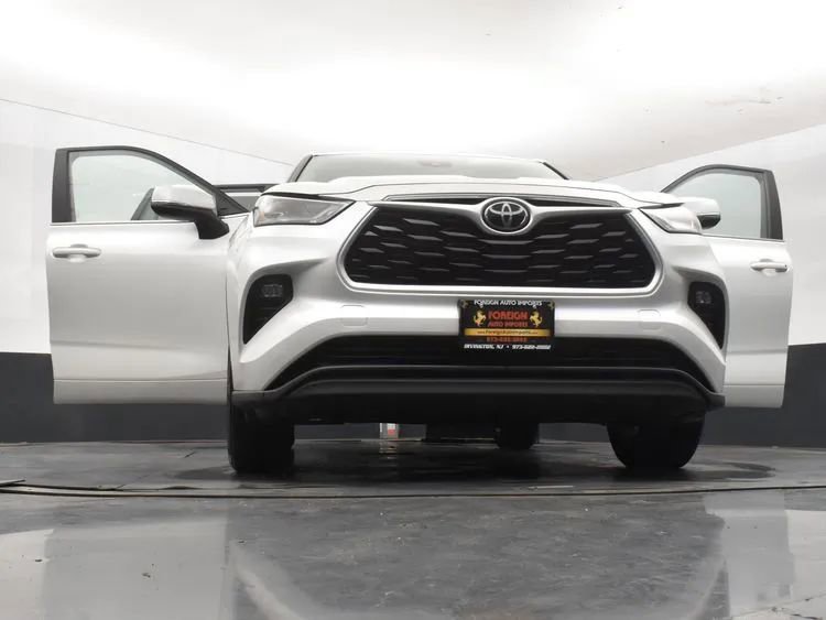 Used 2023 Toyota Highlander LE FWD image 10