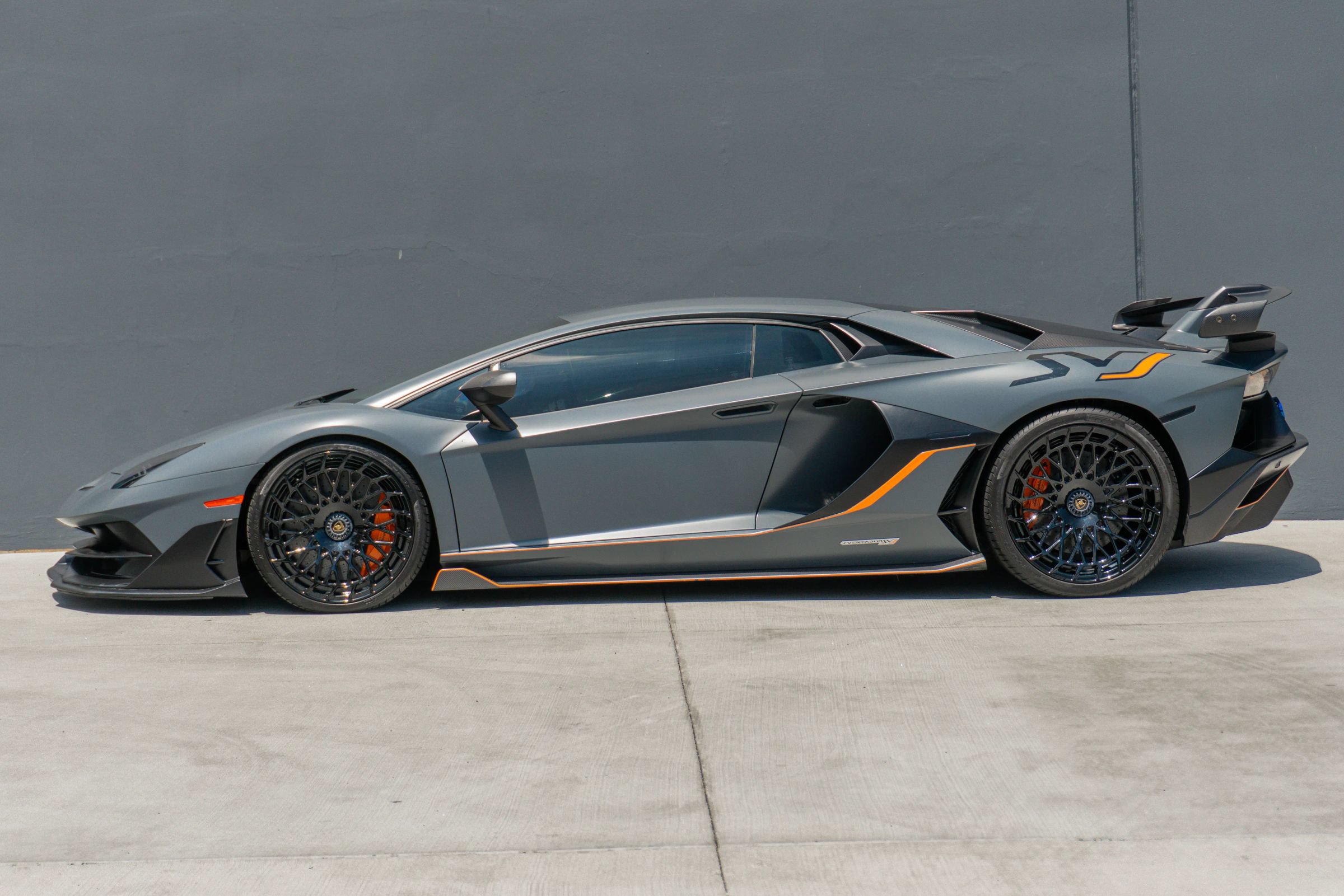 Used 2019 Lamborghini Aventador SVJ AWD/4WD image 2