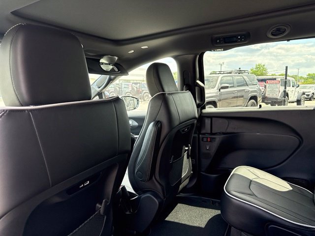 New 2027 Chrysler Pacifica Limited w/ Family Tech Group FWD image 18