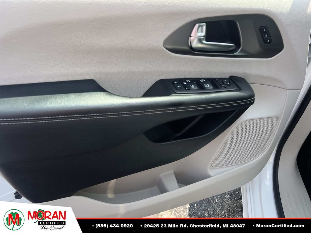 Used 2023 Chrysler Pacifica Touring-L FWD image 15