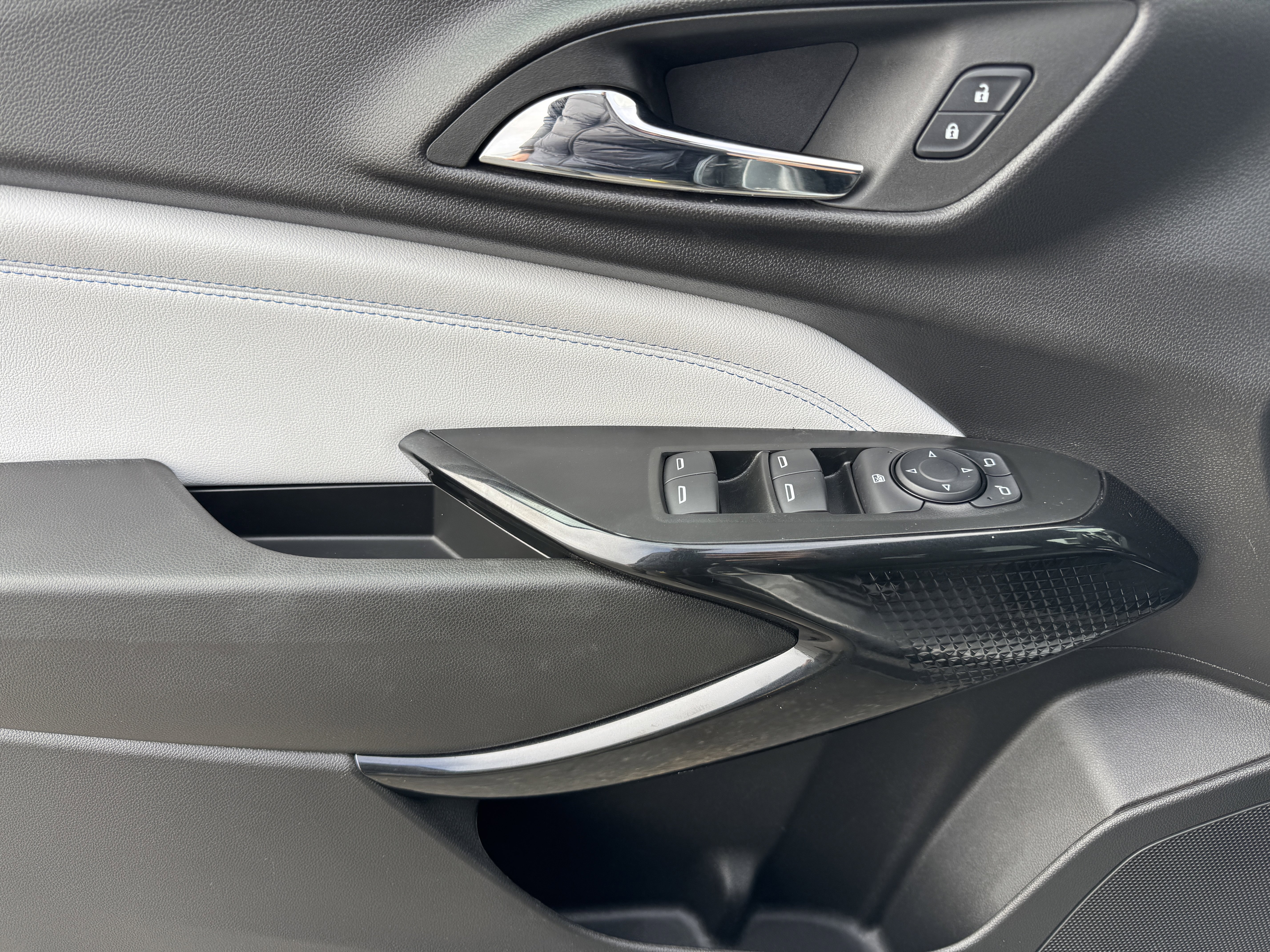 Used 2025 Chevrolet Trax LT image 10