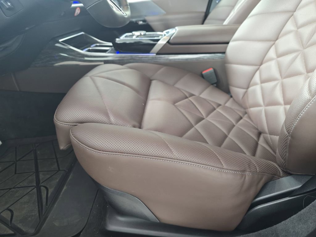 Used 2025 BMW 740i xDrive AWD/4WD image 32