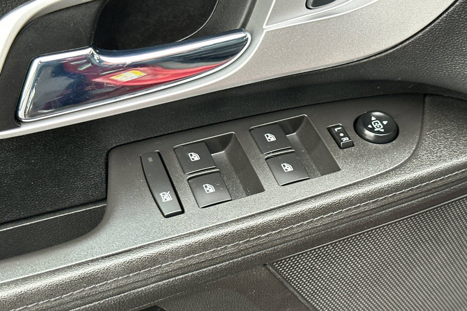 Used 2017 Chevrolet Equinox Premier w/ Enhanced Convenience Package image 11