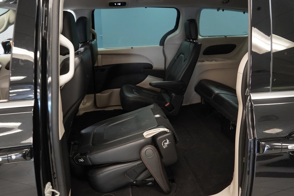 Used 2019 Chrysler Pacifica Touring-L FWD image 19
