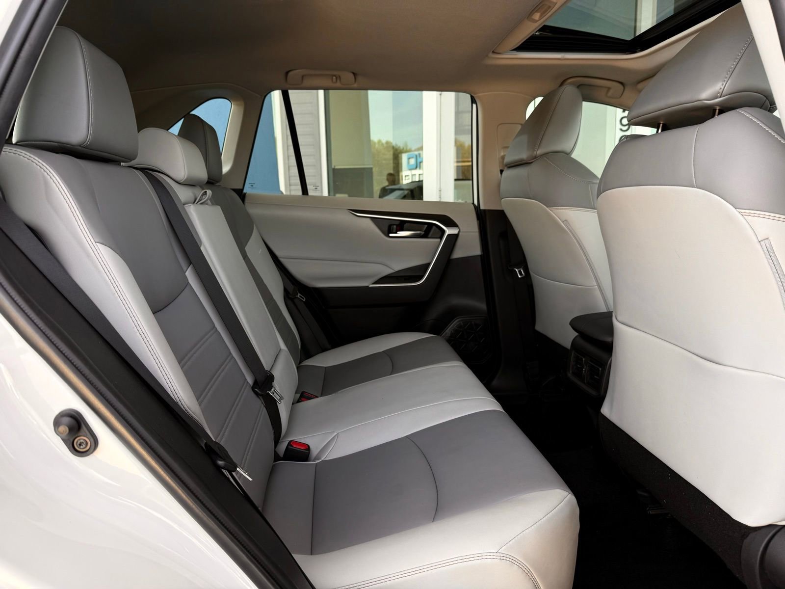 Used 2022 Toyota RAV4 XLE Premium image 21