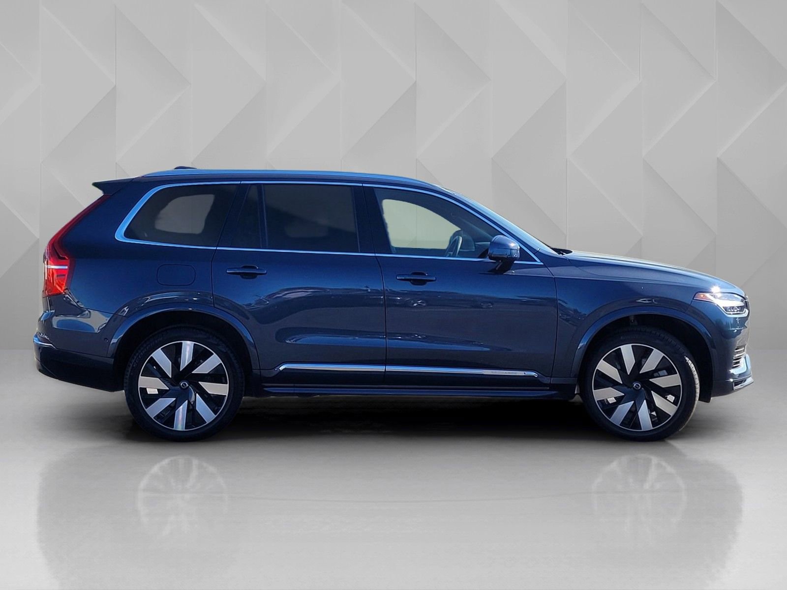 Certified 2023 Volvo XC90 T8 Ultimate AWD/4WD image 7