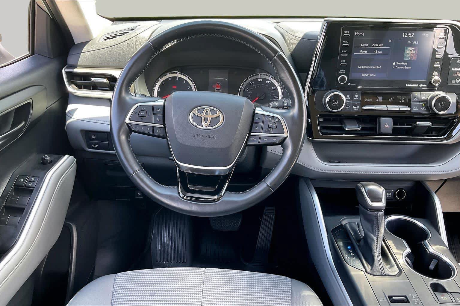 Used 2021 Toyota Highlander LE FWD image 4