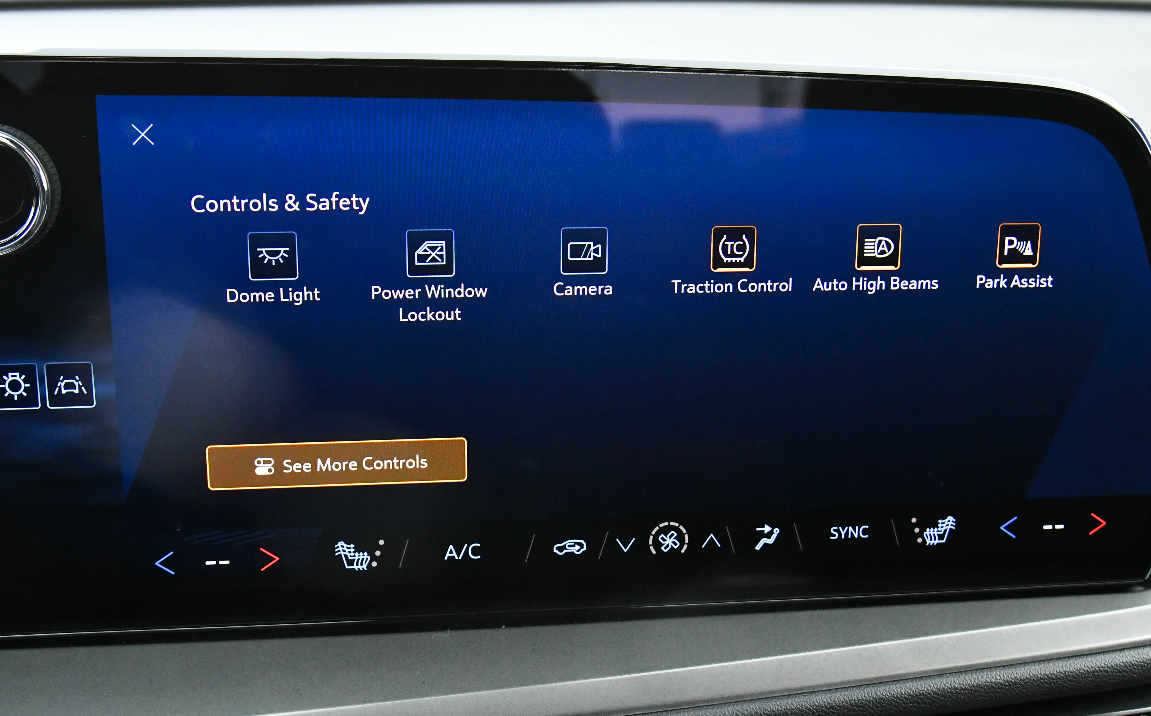 Used 2024 Chevrolet Traverse LT FWD image 30