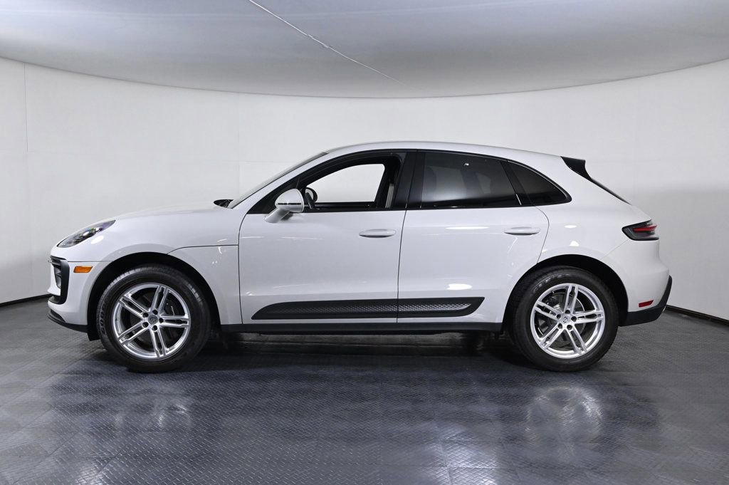 Certified 2023 Porsche Macan image 2