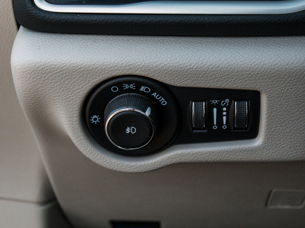 Used 2023 Chrysler Pacifica Touring-L FWD image 11
