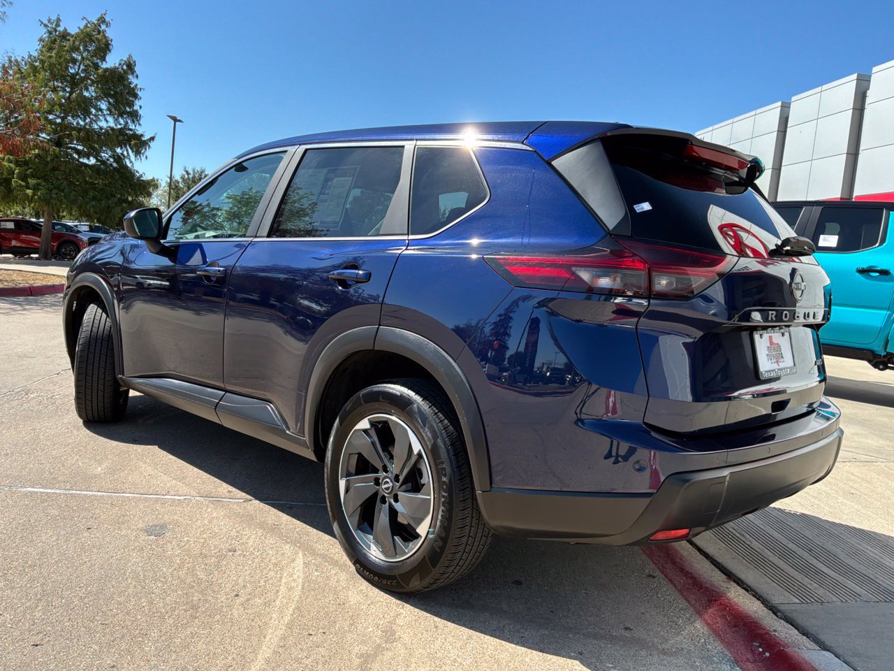 Used 2025 Nissan Rogue SV AWD/4WD image 8