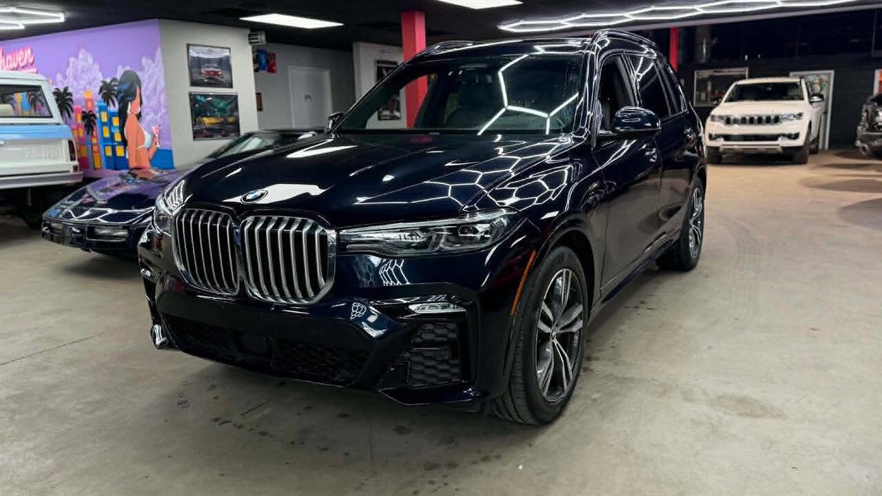 Used 2022 BMW X7 xDrive40i w/ M Sport Package AWD/4WD image 1