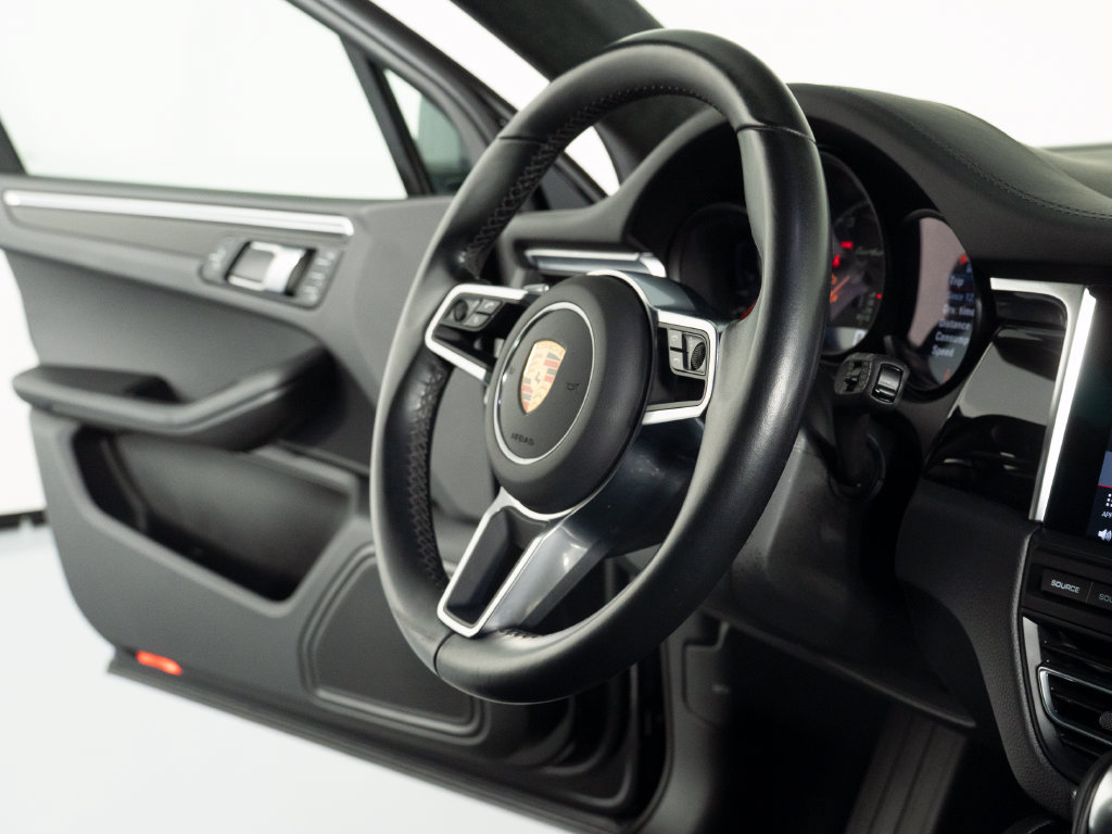 Certified 2021 Porsche Macan Turbo AWD/4WD image 40