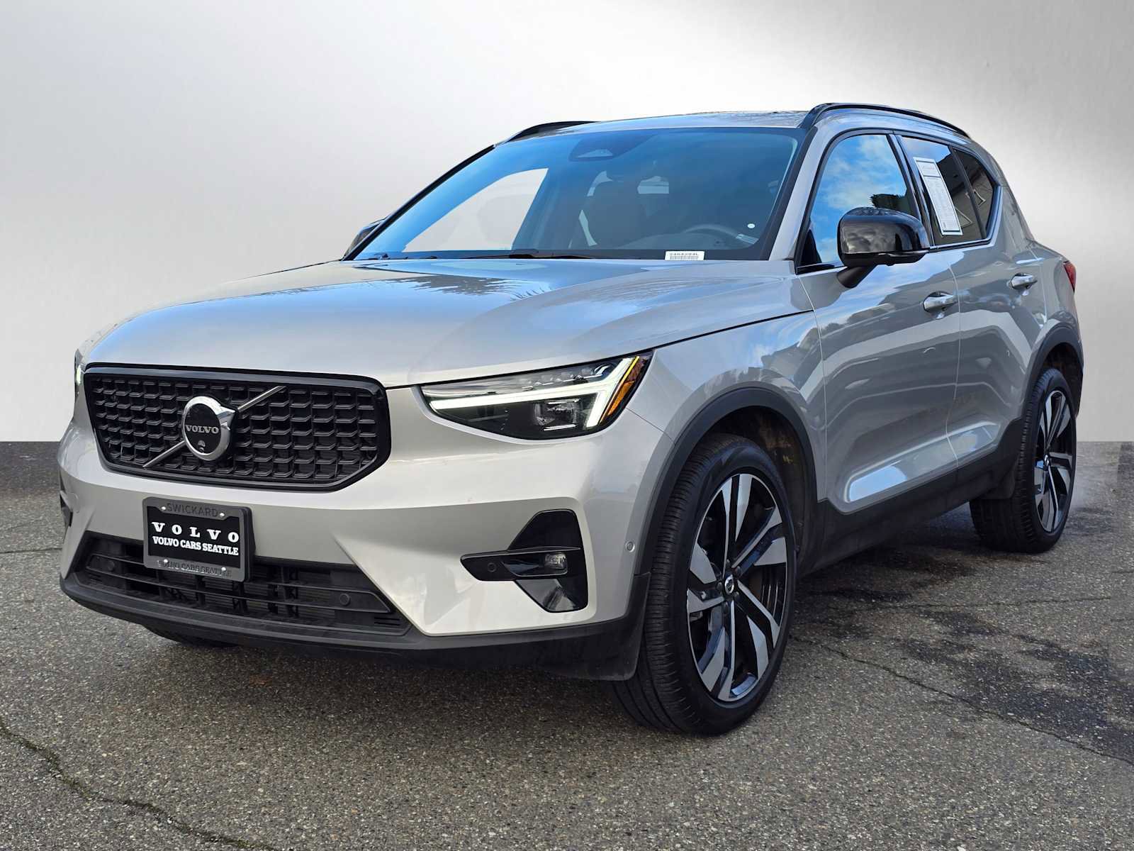 Certified 2025 Volvo XC40 B5 Plus w/ Climate Package image 7
