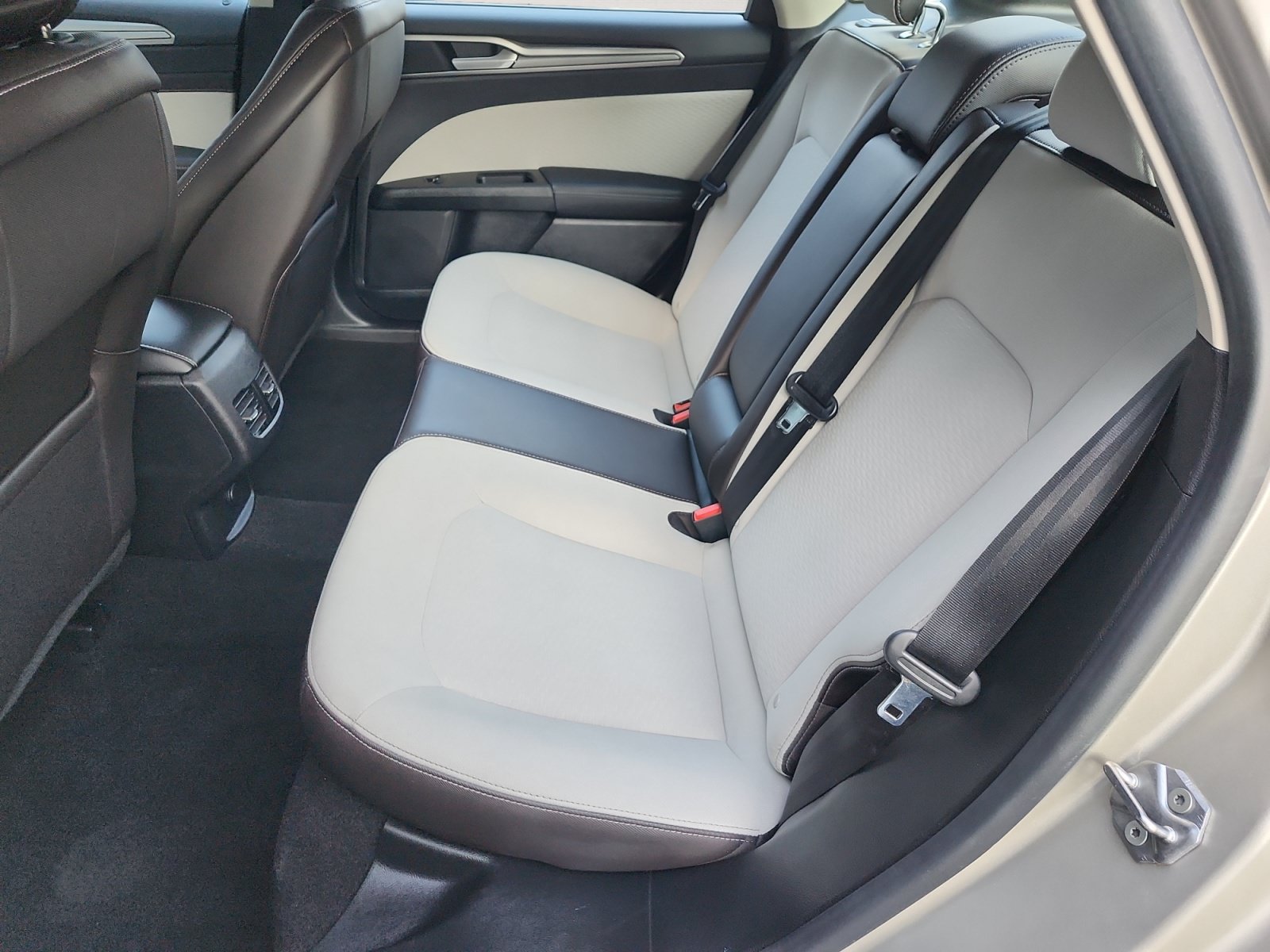 Used 2019 Ford Fusion SE w/ Equipment Group 151A FWD image 13