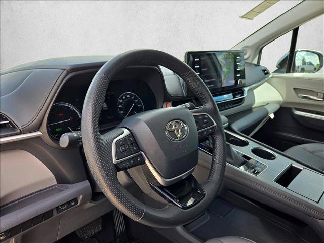Used 2023 Toyota Sienna Limited FWD image 10