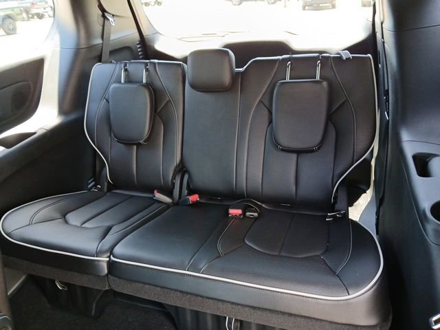 New 2027 Chrysler Pacifica Limited FWD image 12