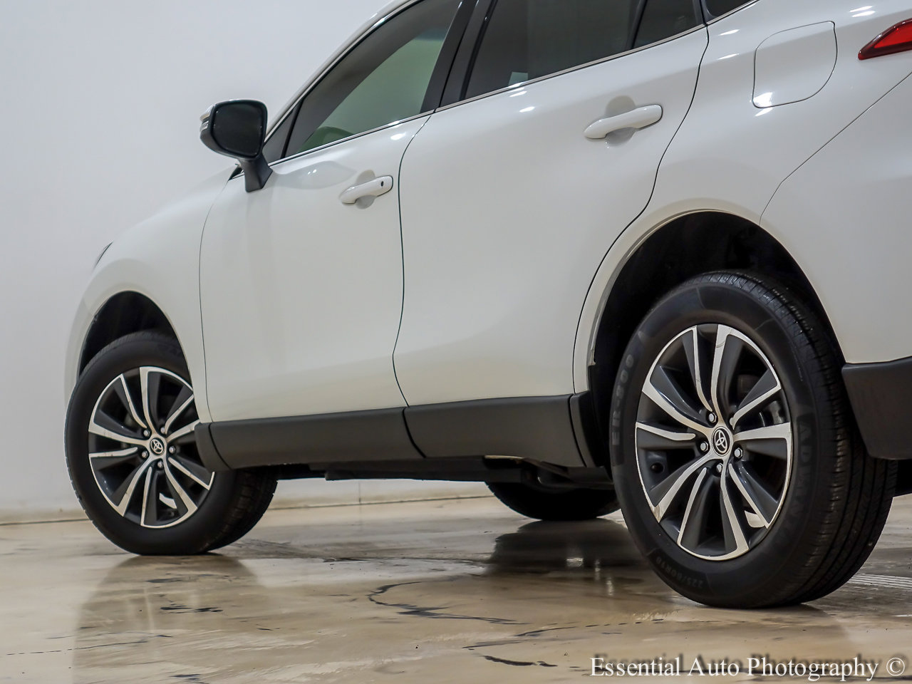 Used 2022 Toyota Venza LE image 11