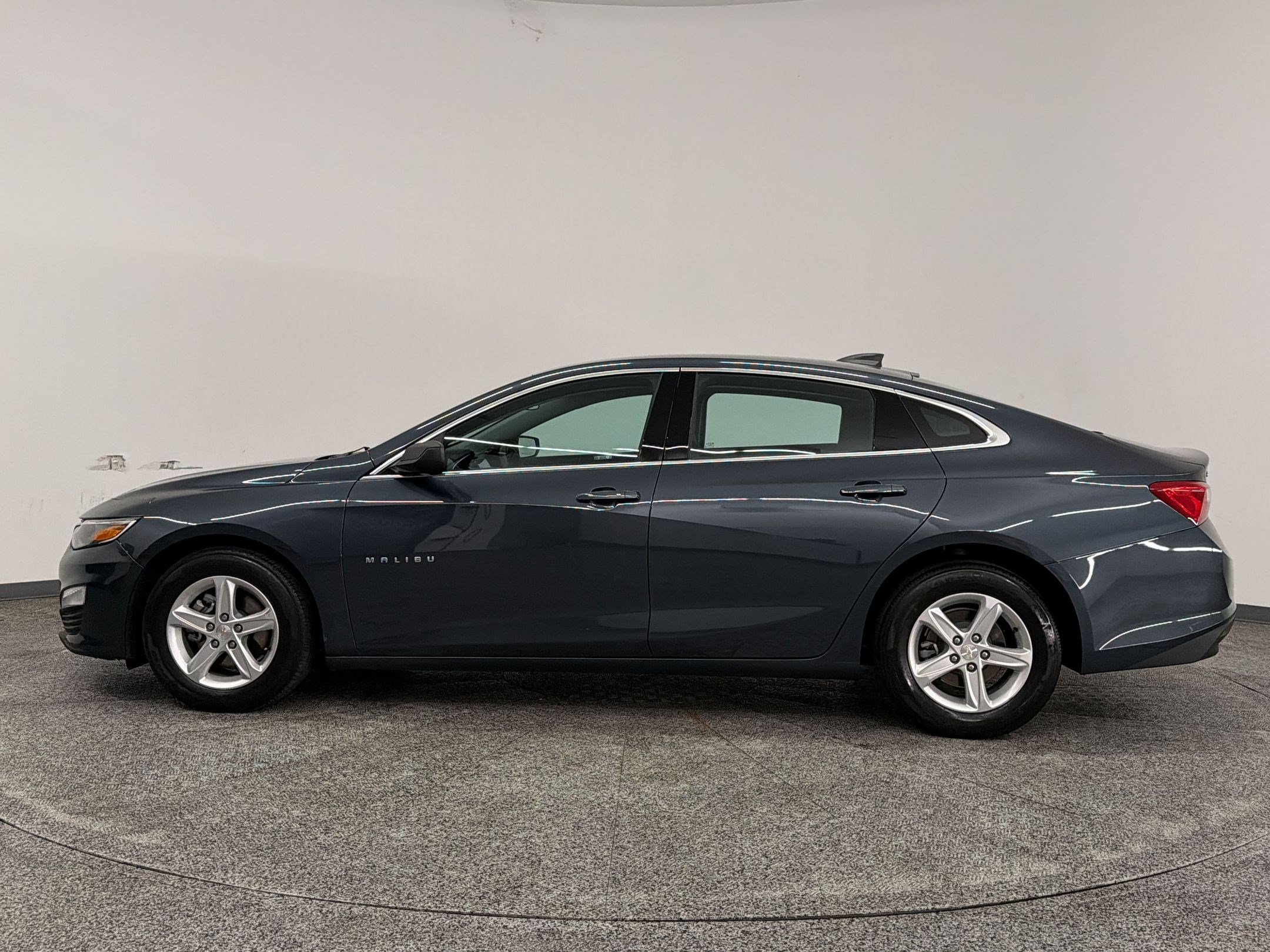 Used 2020 Chevrolet Malibu LS FWD image 2