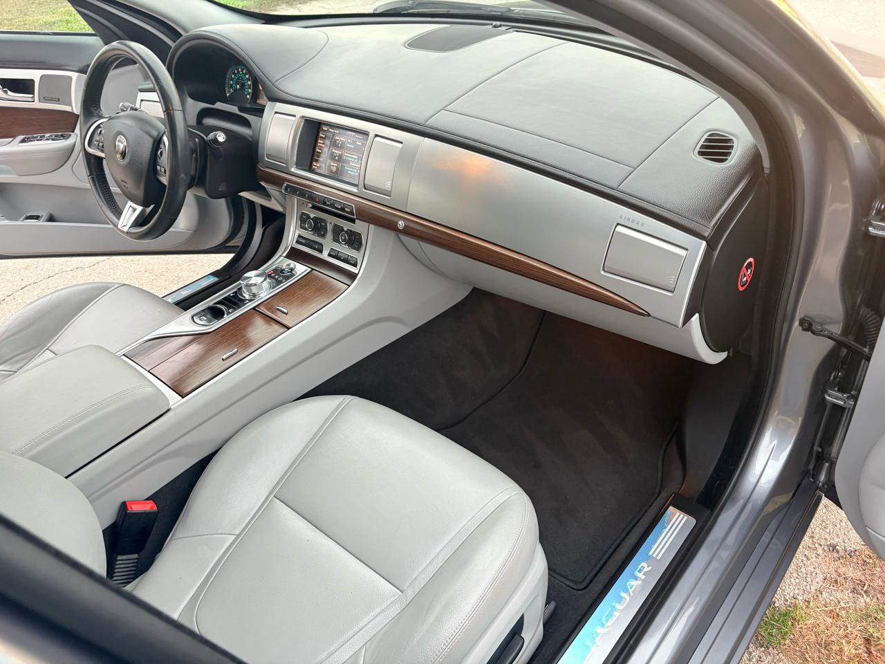 Used 2015 Jaguar XF Premium image 43