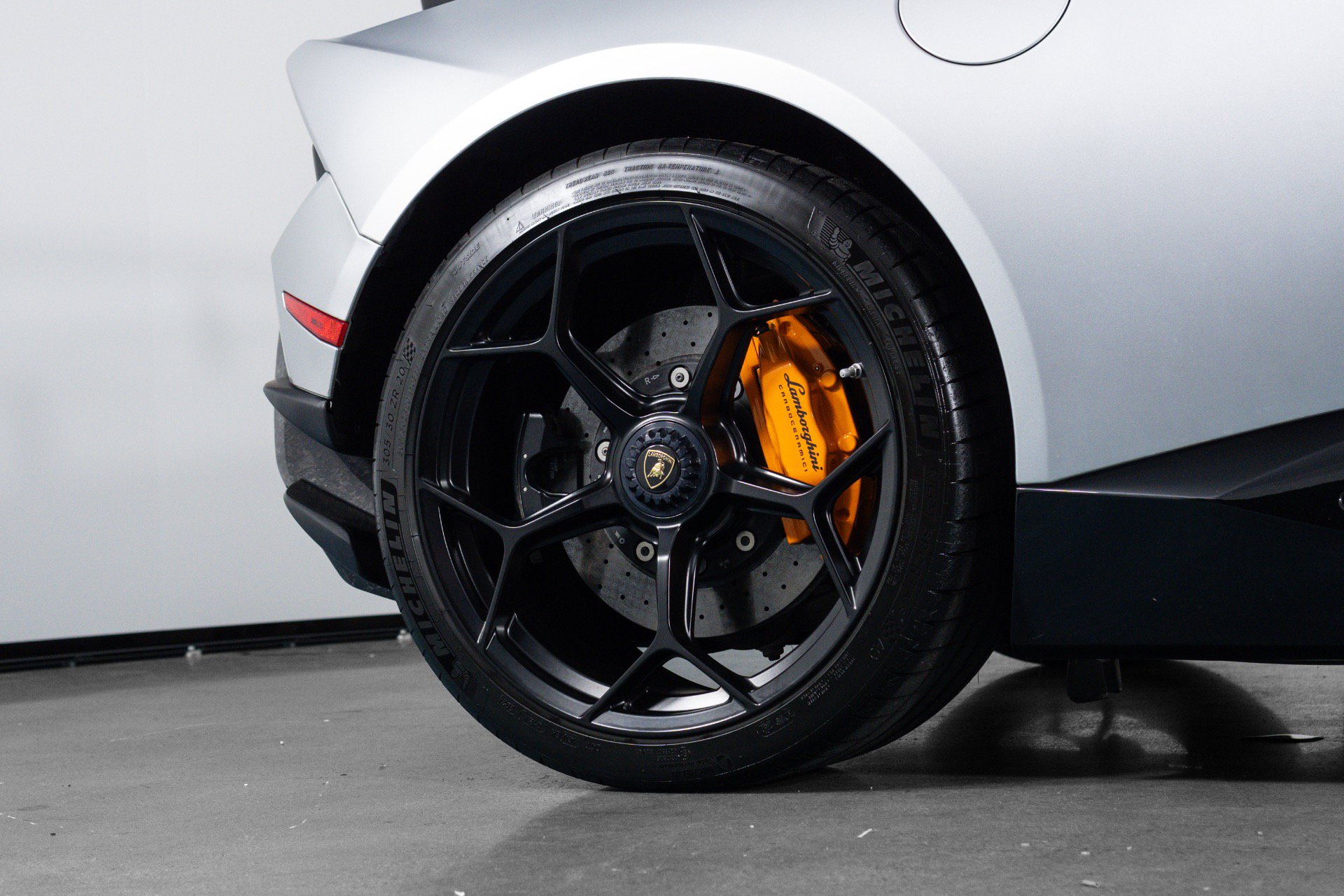 Used 2018 Lamborghini Huracan Performante AWD/4WD image 15
